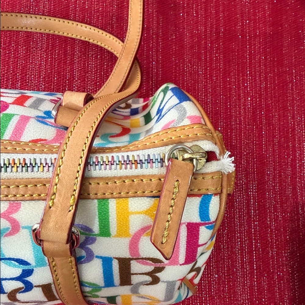 Dooney & Bourke vintage Y2K graffiti print barrel bag - Picture 4 of 4